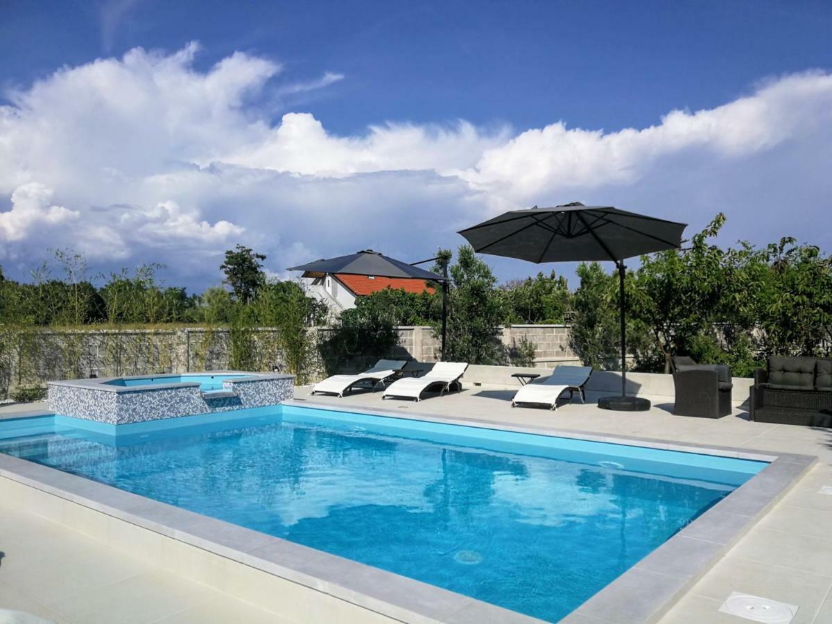 Villa Flora Maris Apartments Privlaka  Εξωτερικό φωτογραφία